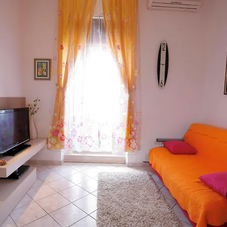 شقة Lovely Marmont With Balconies In The Heart Of